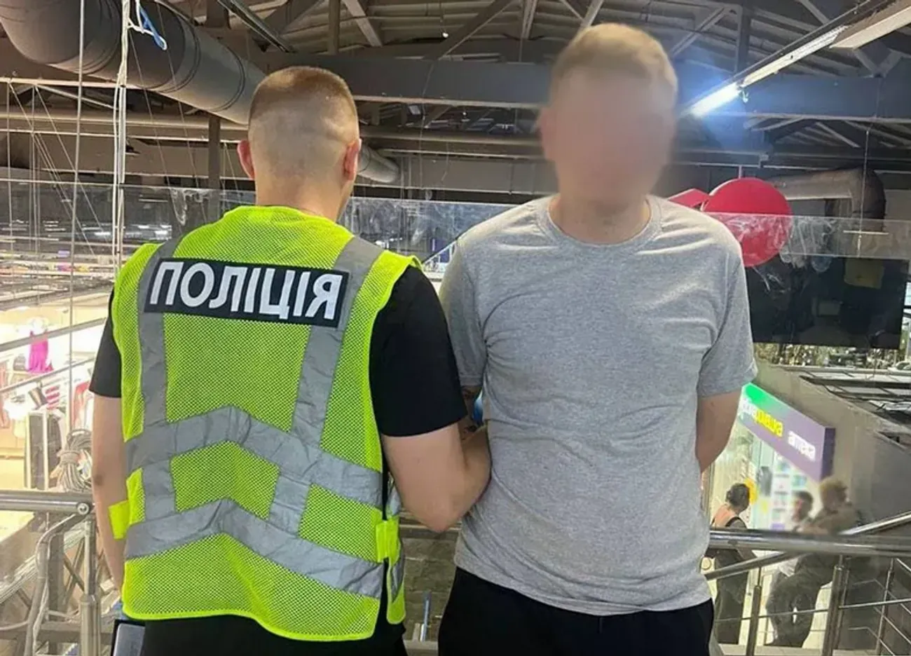 Чоловік, який напав з ножем на відвідувача ТРЦ в Києві, виявився колишнім військовим