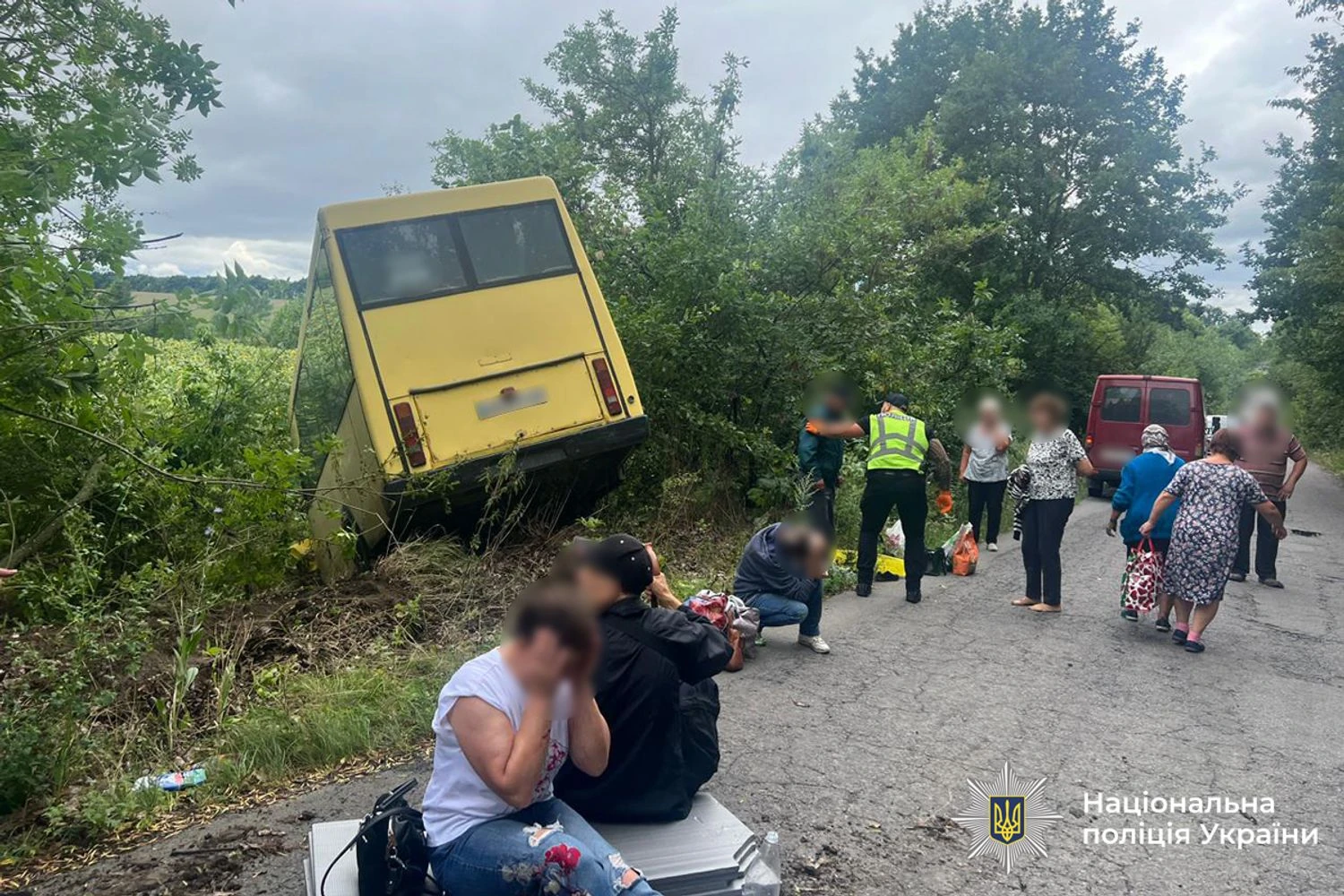 Автобус з пасажирами злетів у кювет на Вінниччині: постраждало п’ятеро людей