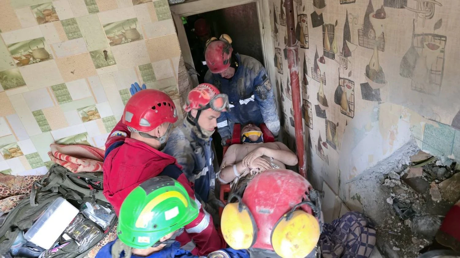 Чоловіка дістали з-під завалів зруйнованого під’їзду в Києві після атаки рф – МВС