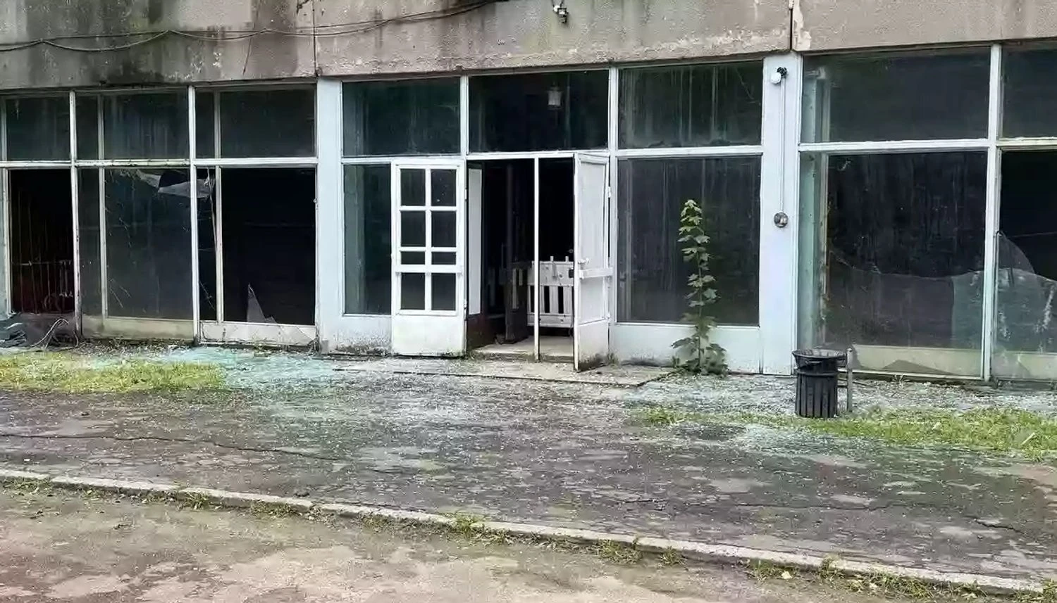 Унаслідок обстрілу Києва було пошкоджено кіностудію Довженка: пошкоджено виробничі приміщення студії, вибито близько 90 вікон