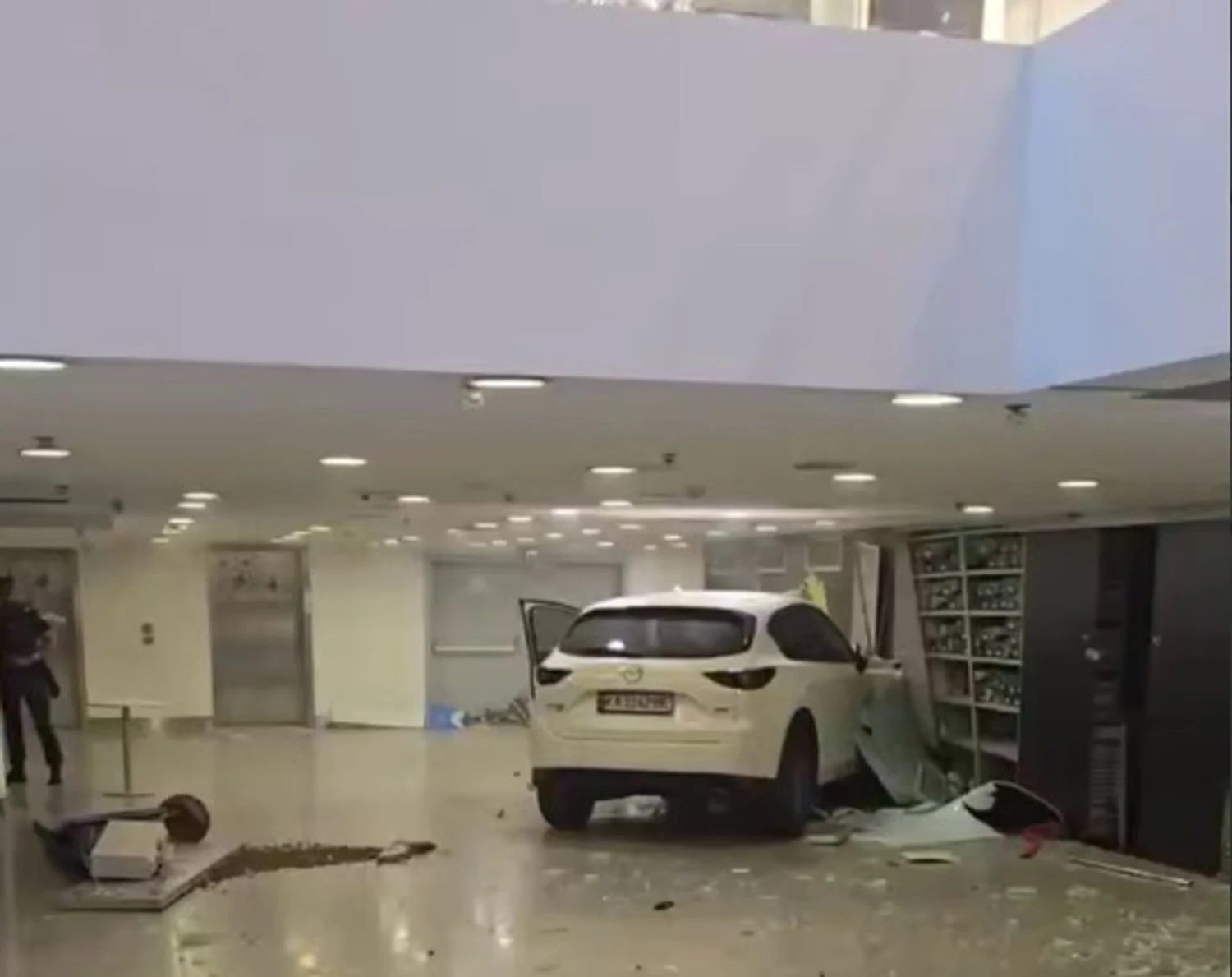 У Києві автомобіль влетів у ТРЦ Ocean Plaza: водійка переплутала педалі