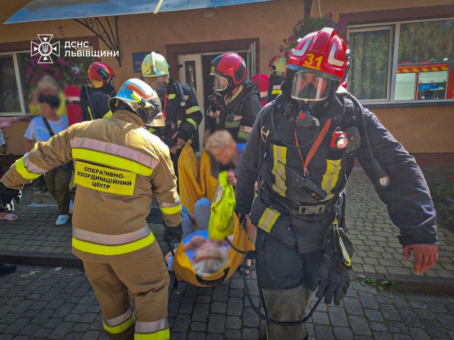Пожежа в пансіонаті для літніх людей під Львовом: врятовано 65 людей