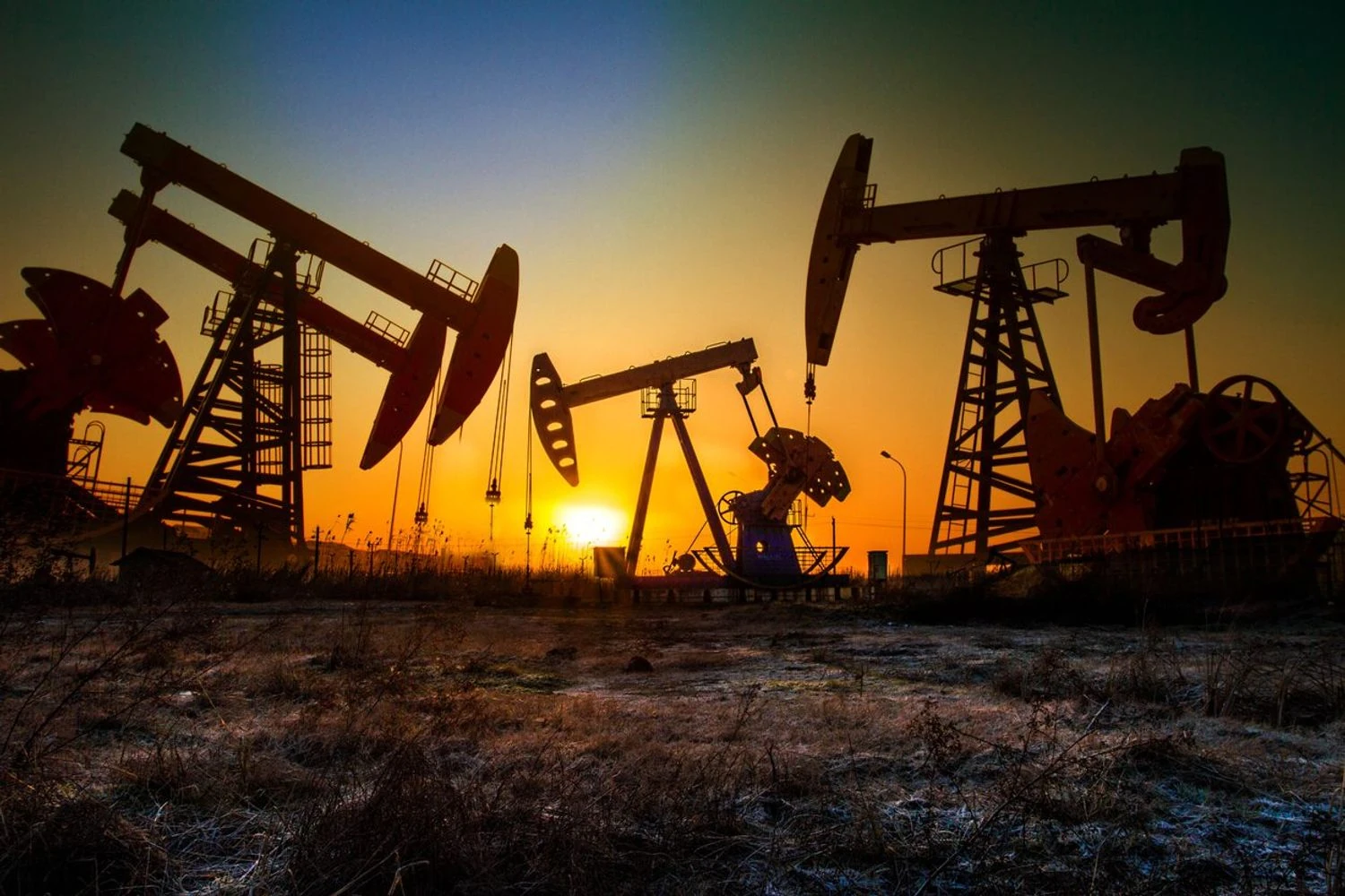 Ціни на нафту знижуються, але тижневе зростання зберігається