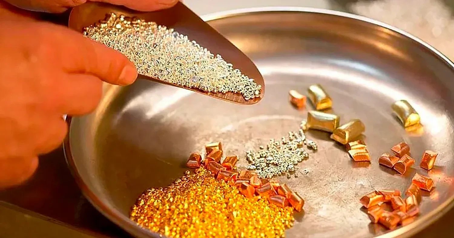 Золото утримує позиції біля історичного максимуму на тлі очікувань зниження ставки ФРС