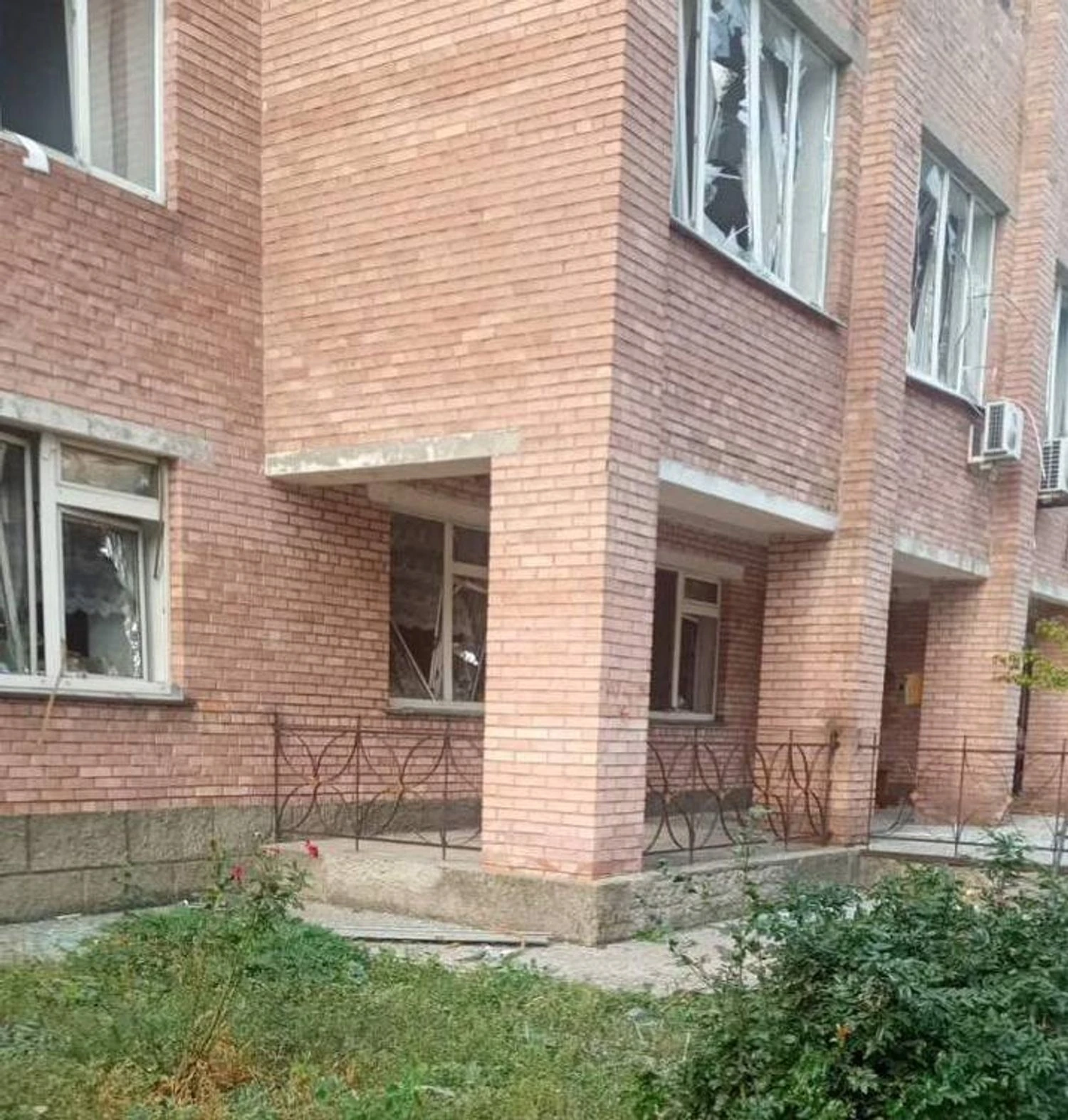 росіяни вдарили по відділенню “Укрпошти” на Донеччині