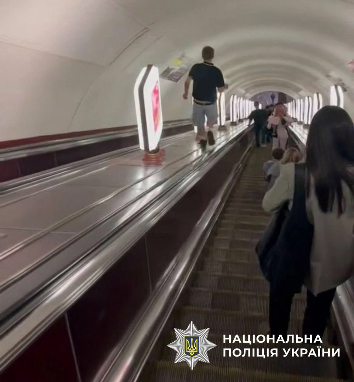 Біг по балюстраді між ескалаторами та пошкодив рекламний світильник: у Києві 19-річному хлопцю повідомили про підозру