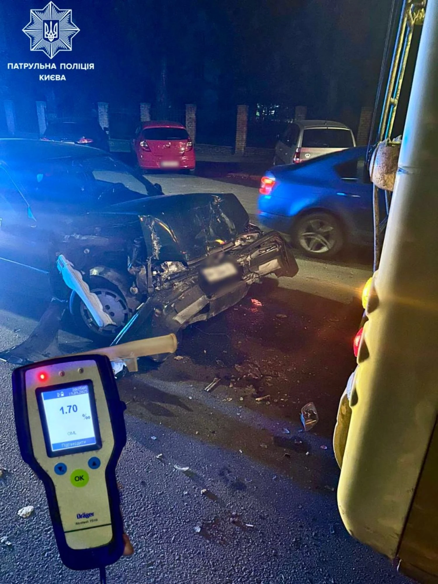 У Києві п’яний водій Peugeot протаранив тролейбус