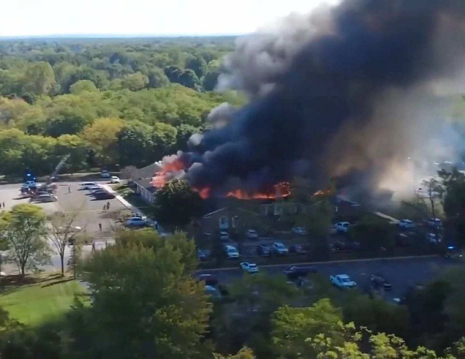 Стрілок убив щонайменше 4 людей та поранив 8 у церкві в США