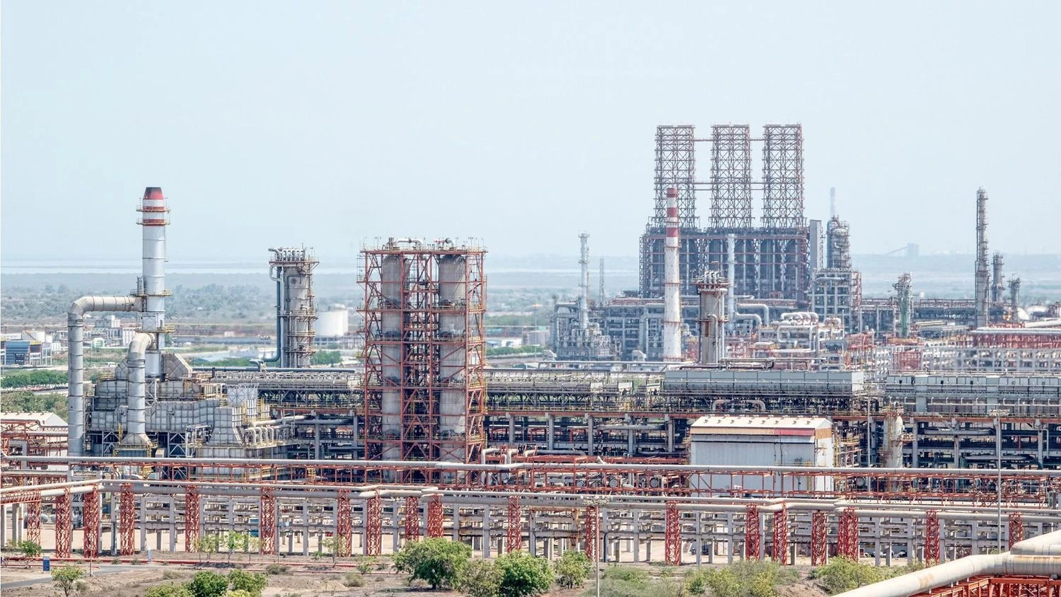 Індійський НПЗ у частковій власності “роснефті” намагається повернутися після санкцій – Bloomberg