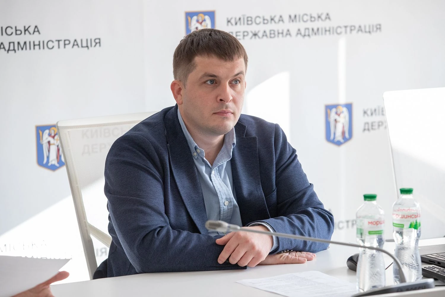 “Катався” у відрядження за кордон на підставі підроблених запрошень: керівник апарату КМДА Загуменний отримав підозру