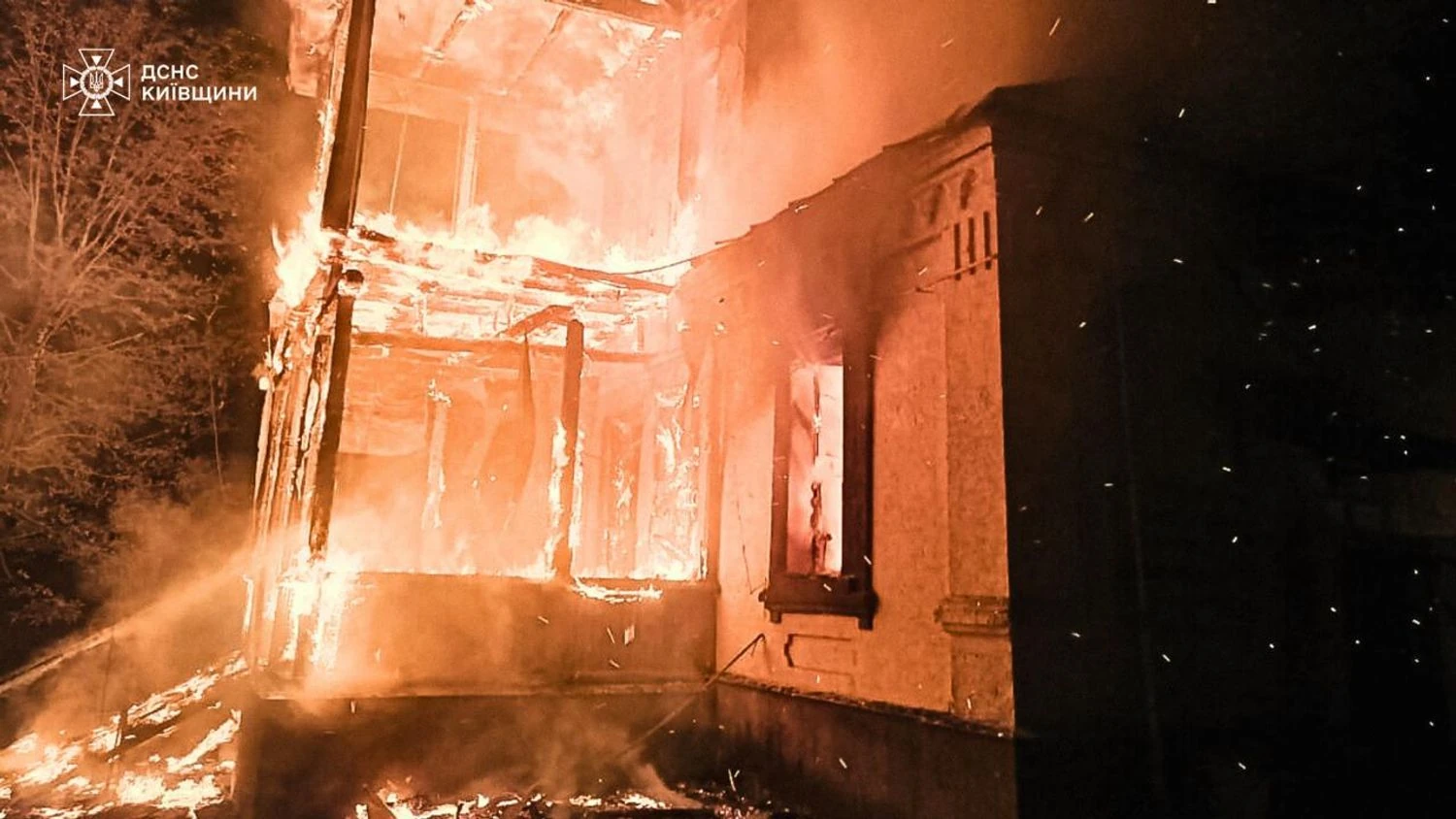 У Бучі горіла будівля двоповерхового санаторія через нічну атаку рф, є постраждалий – ДСНС