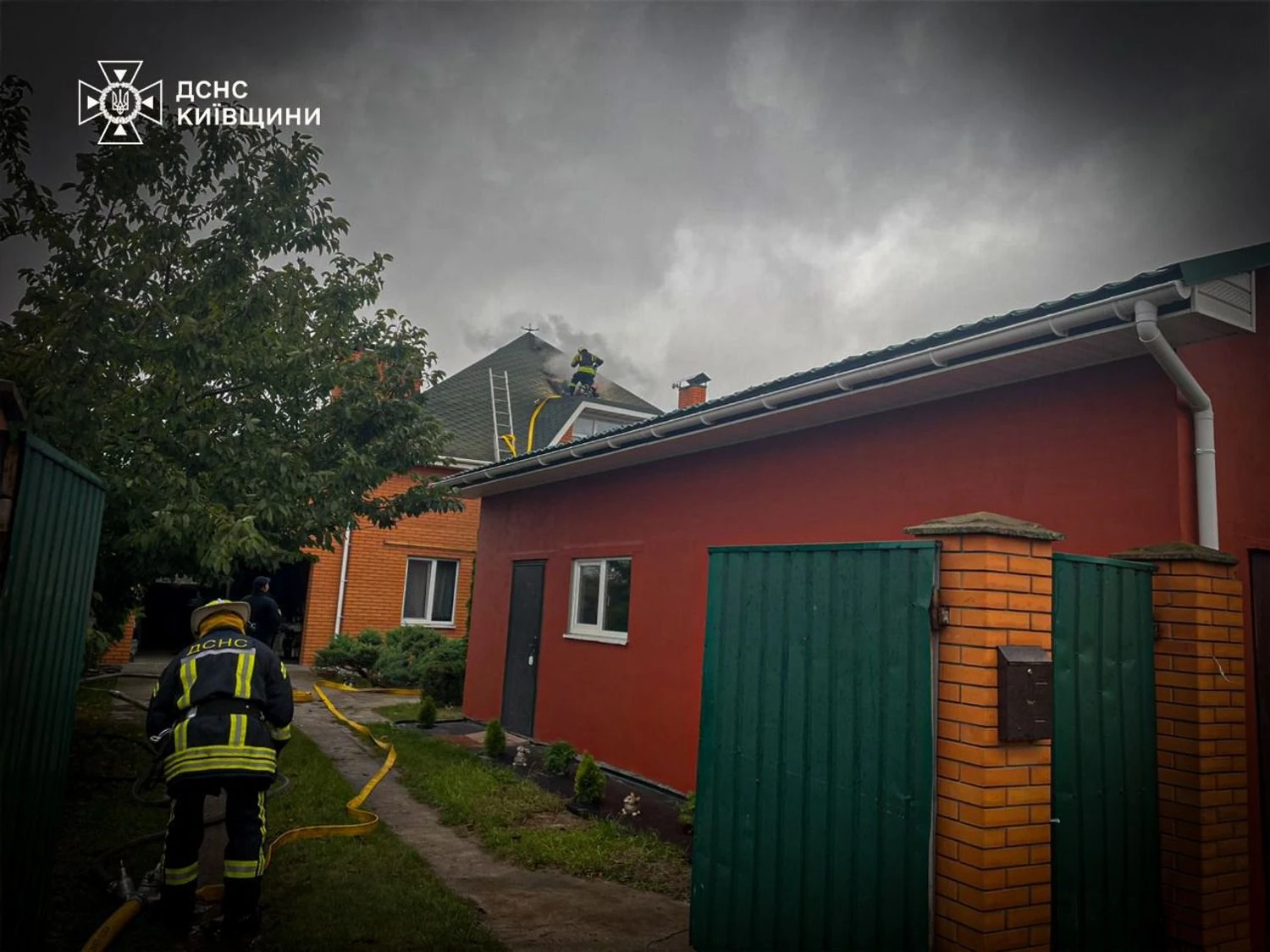 Через ранкову атаку рф дронами на Київщині поранено чоловіка