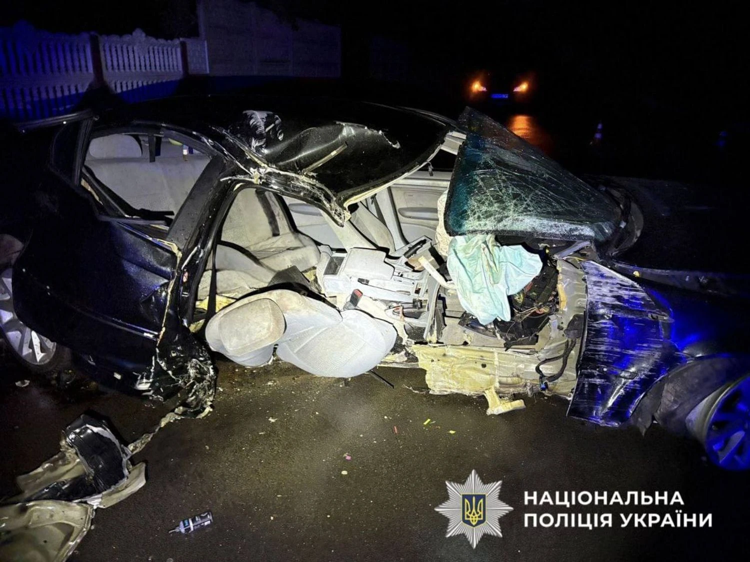 На Київщині 20-річний водій BMW розбився об електроопору: 16-річний пасажир загинув