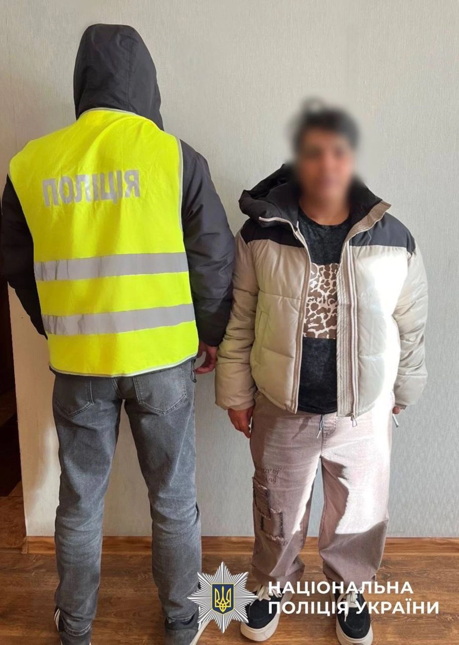 Поліцейські Києва затримали зловмисницю, яка під приводом “зняття порчі” виманила в 19-річної дівчини золотих прикрас на 120 тисяч гривень