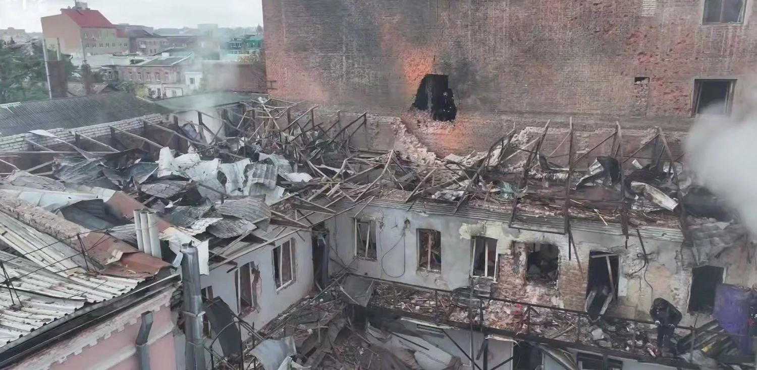 Облпрокуратура Харківщини показала відео масштабних руйнувань після атаки росіян та момент удару