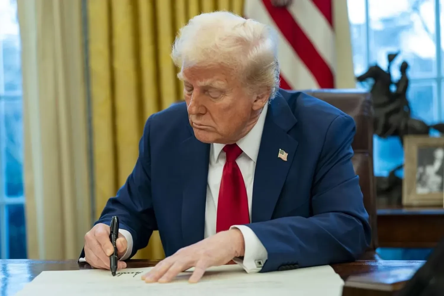 Трамп змушує світ спалювати більше нафти та газу – Bloomberg