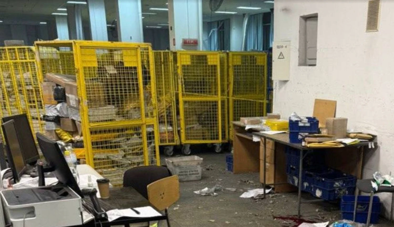 Вибух посилки під час митного контролю на Укрпошті у Києві: п’ятеро постраждалих, особу відправника встановили