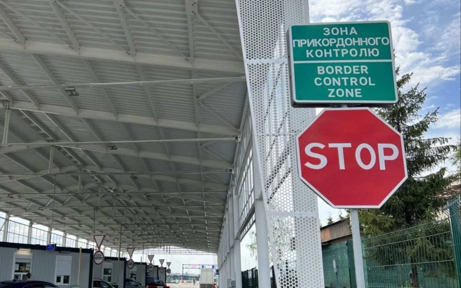 На Закарпатті мобілізований адвокат протаранив шлагбаум і у мить втік до Угорщини