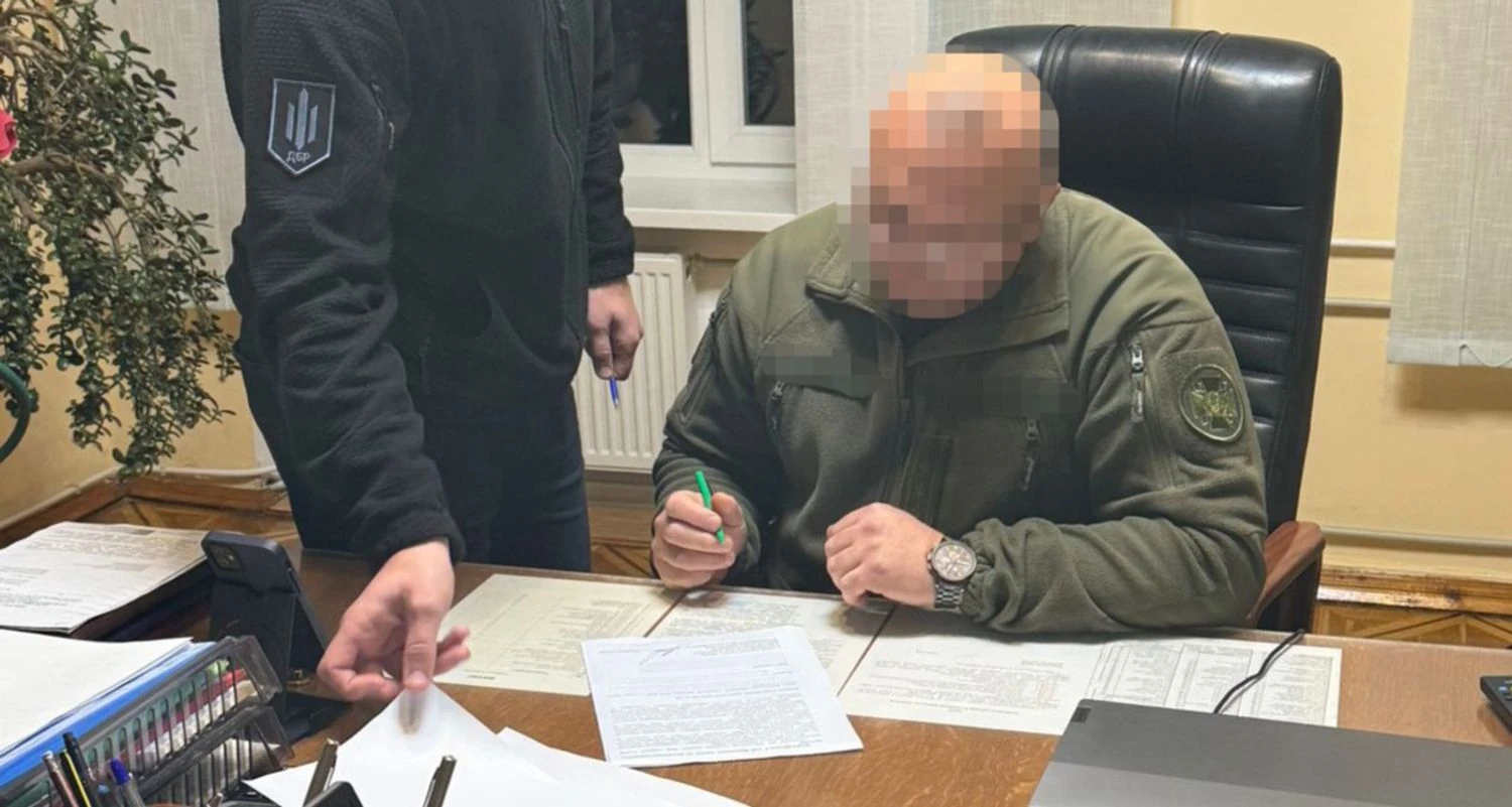 Вимагав 10% “відкатів” за угоди: ДБР затримала в.о. директора виправного закладу