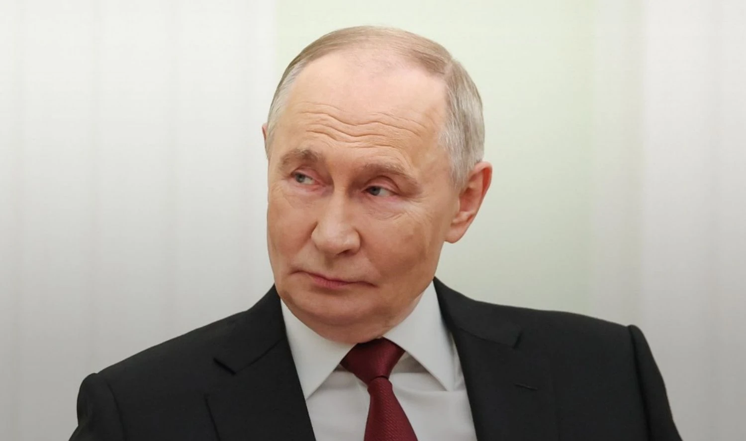 Погане життя “простих росіян”, удар “орєшніком” по Дніпру і відповідальність за війну: питання, що ставились путіну на “прямій лінії”