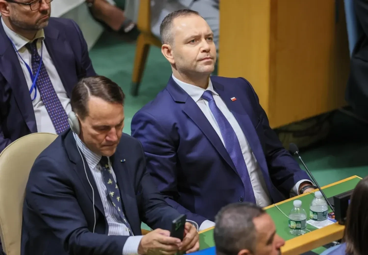 Сікорський назвав “огидними” вимоги Навроцького до України щодо вибачень та подяки, але запропонував Зеленському приїхати