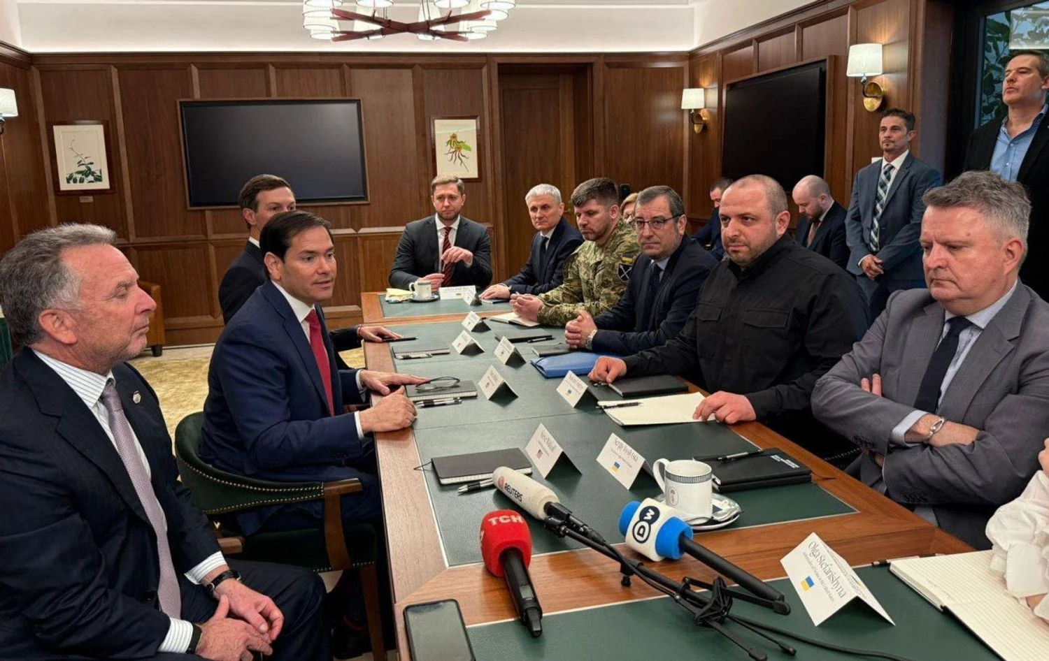 Переговори США та України щодо “мирного плану Трампа” продовжаться у суботу, ймовірно і протягом всіх вихідних – Axios