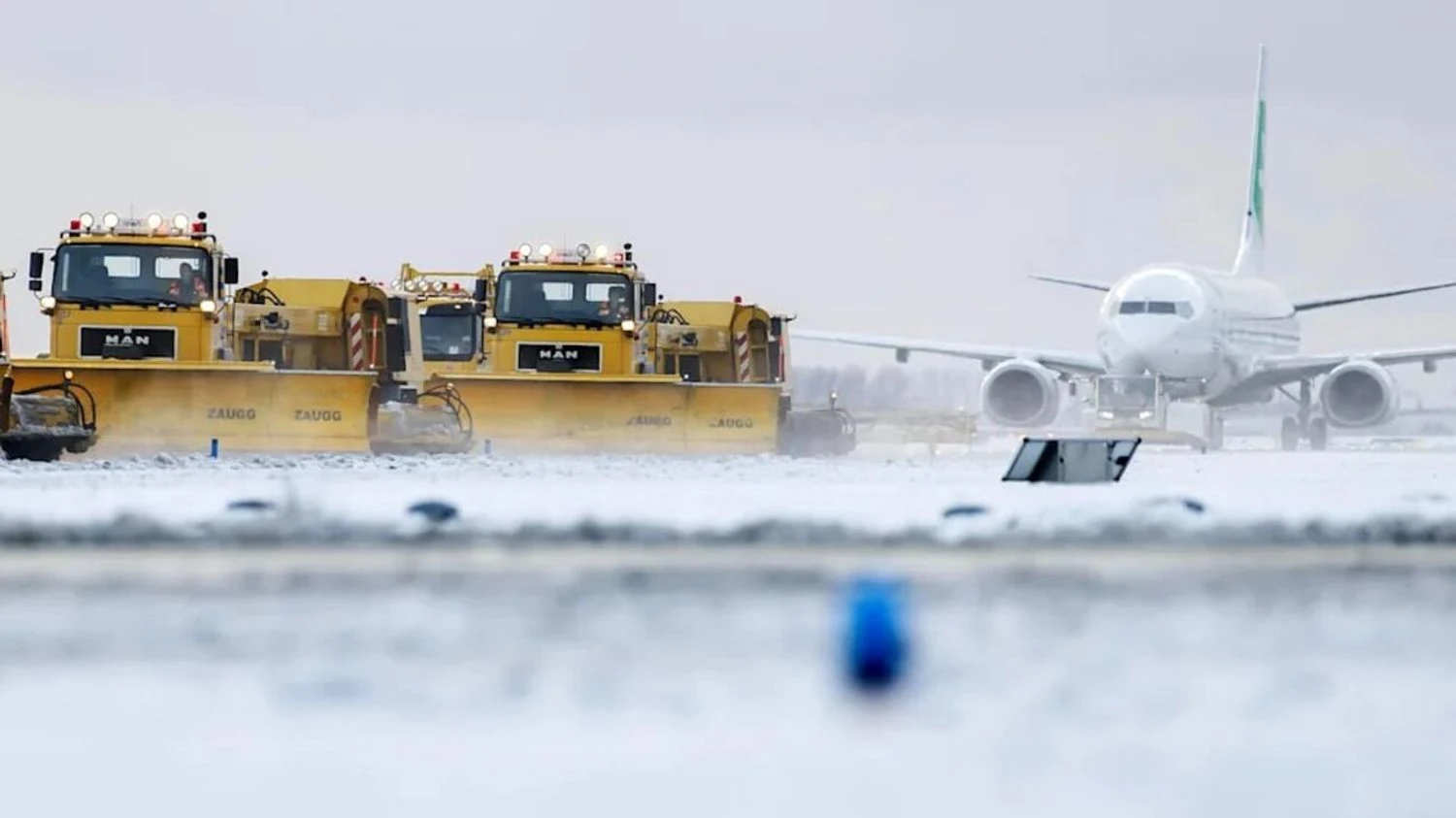 Європу паралізували снігопади: скасовані сотні рейсів та потягів, тисячі кілометрів заторів, є жертви