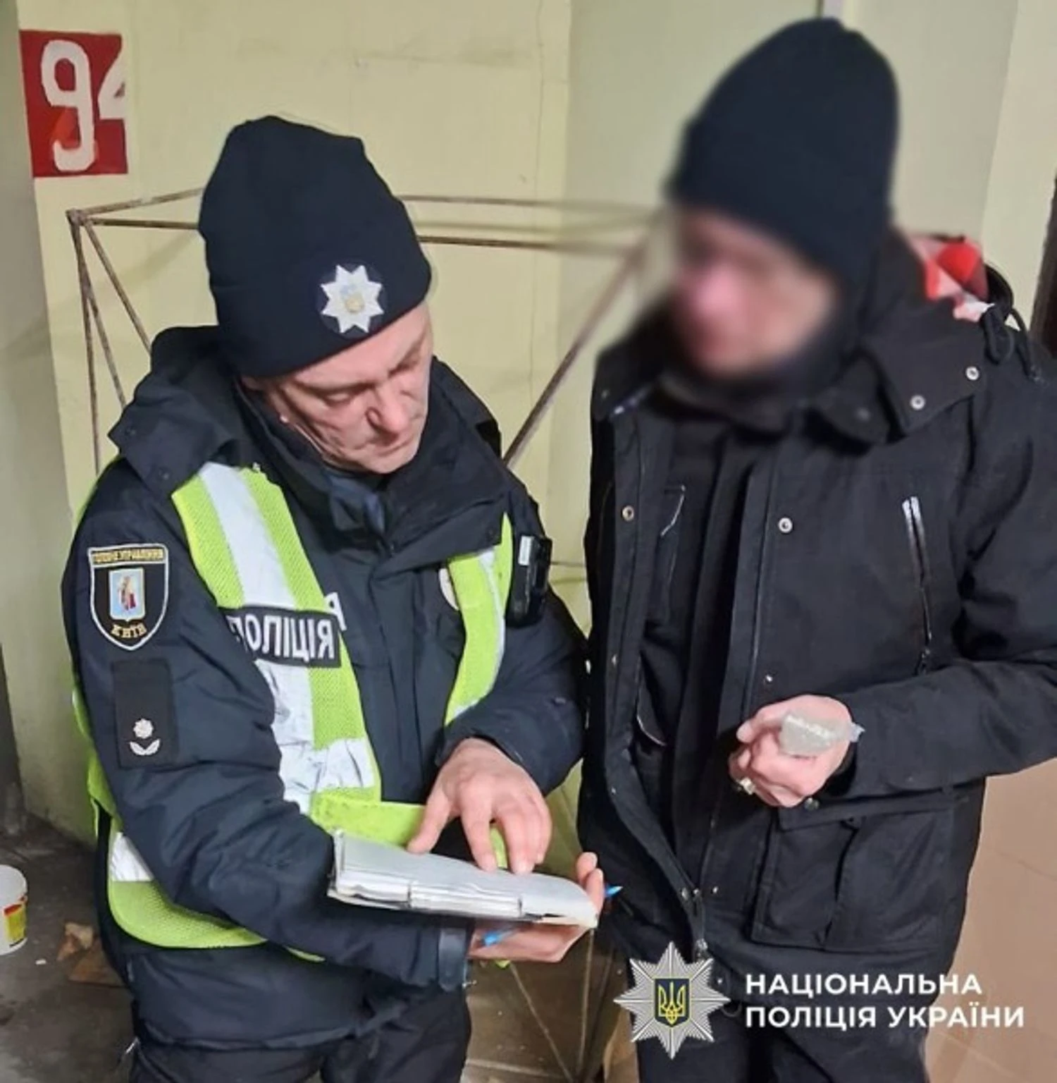 Не пустив людей до укриття під час масованого обстрілу: поліція притягнула до відповідальності охоронця паркінгу у Києві