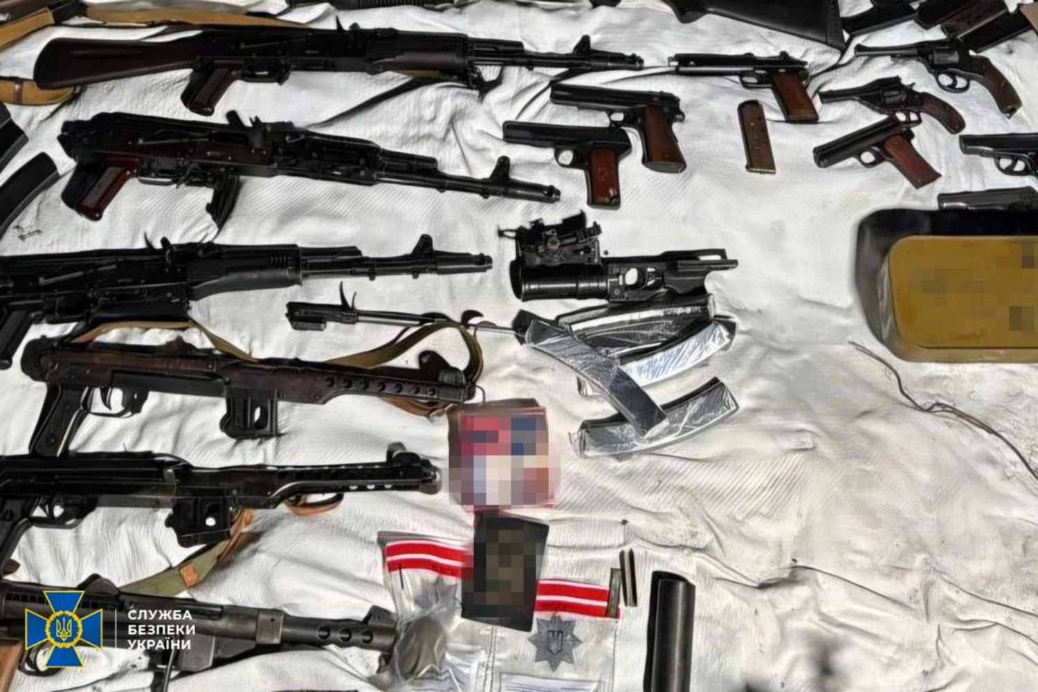 Викрито угрупування, яке намагалося продати одну із найбільших партій “трофейної” зброї за час війни