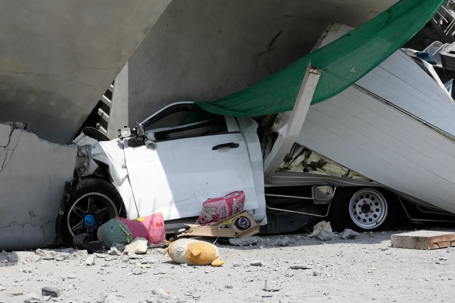 У Таїланді двоє людей загинули через черговий обвал крана, який розчавив автомобілі