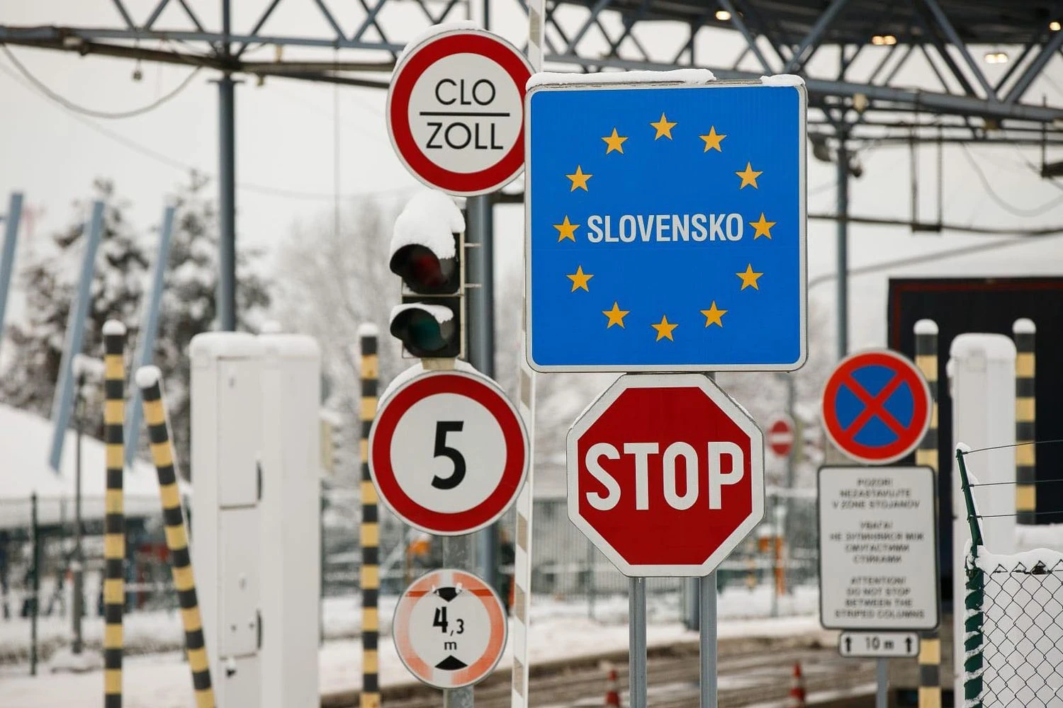 Хотів прорвати кордон і мало не збив прикордонника: водій автобуса “Кошице-Свалява” залишив пасажирів і побіг у Словаччину