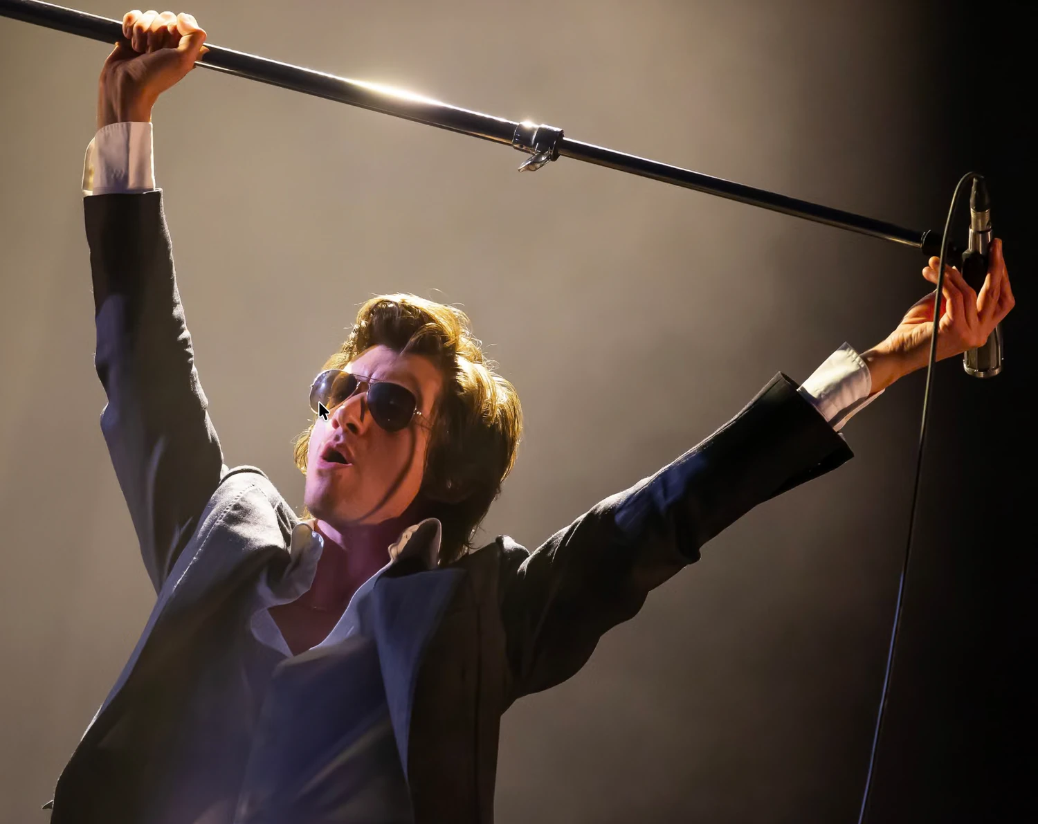 "Arctic Monkeys" повертаються з першим релізом після чотирьох років на підтримку дітей, що постраждали від війн