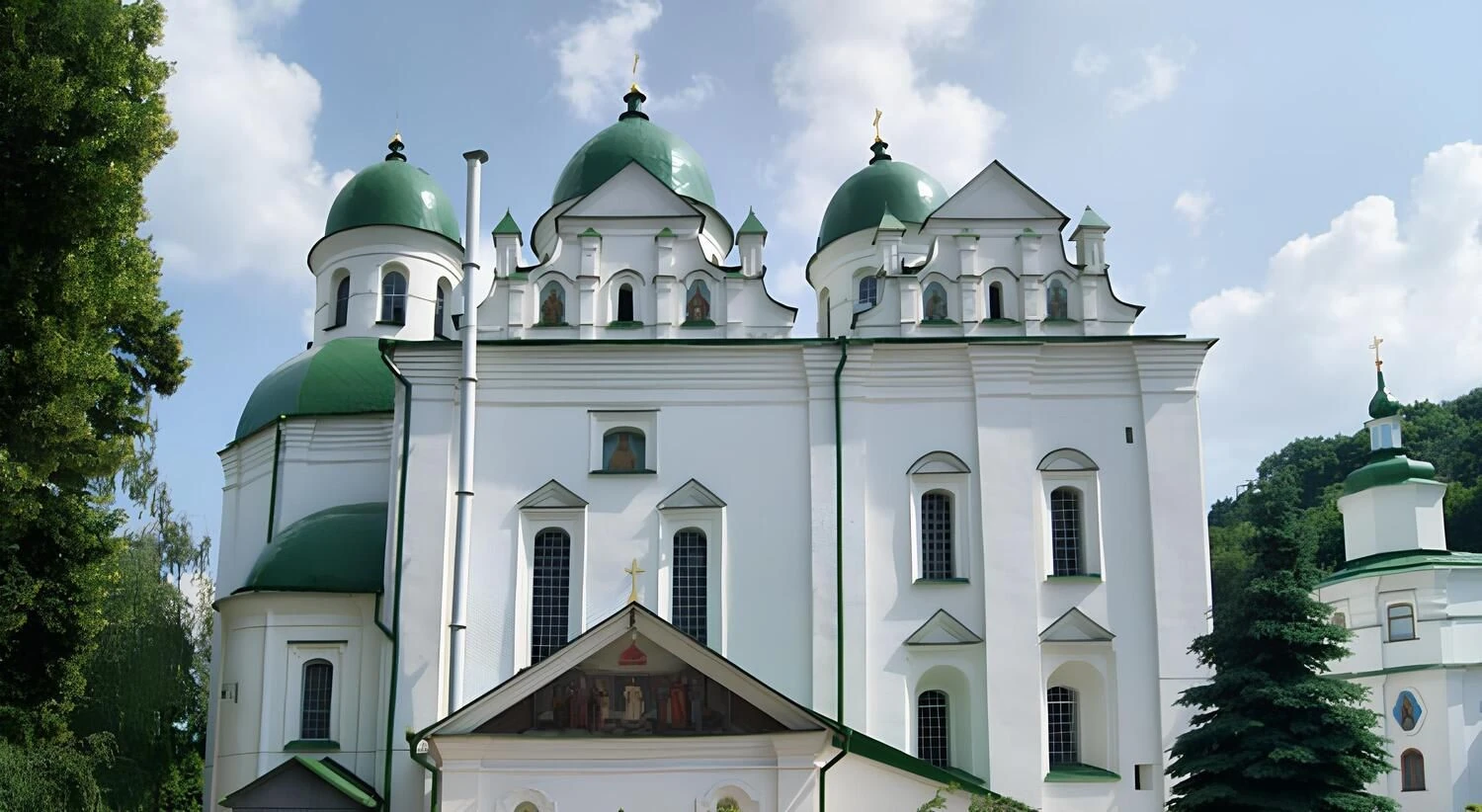 Розтратив 666 000 гривень на реконструкції келії Флорівського монастиря: ще одному посадовцю КМДА оголосили підозру