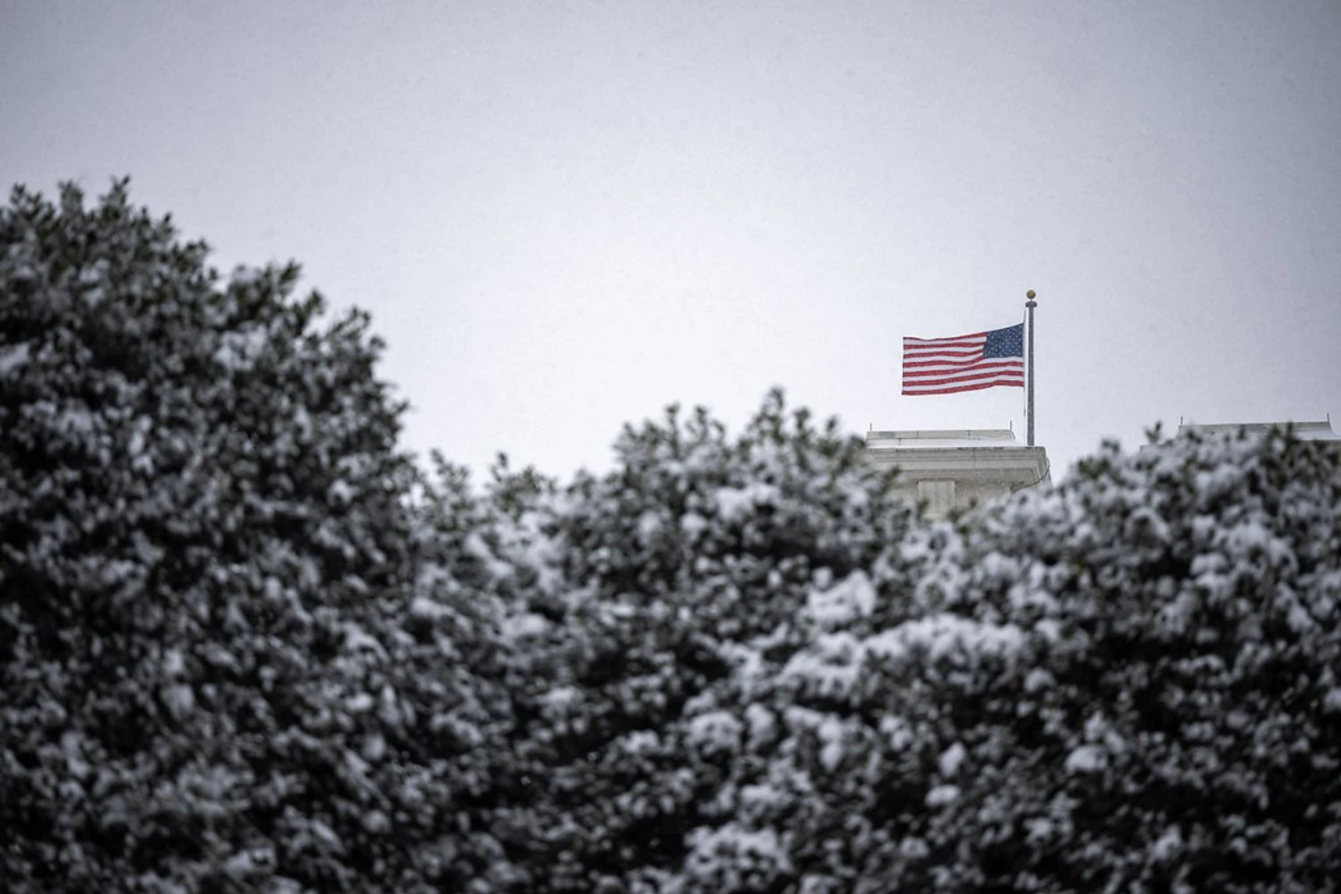 США евакуюють персонал посольства в Ізраїлі на тлі наближення рішення Трампа щодо Ірану – ЗМІ