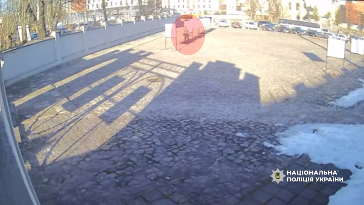 Жінка у Львові пошкодила лампадки під виставкою з портретами полеглих військовополонених, її знайшли – поліція