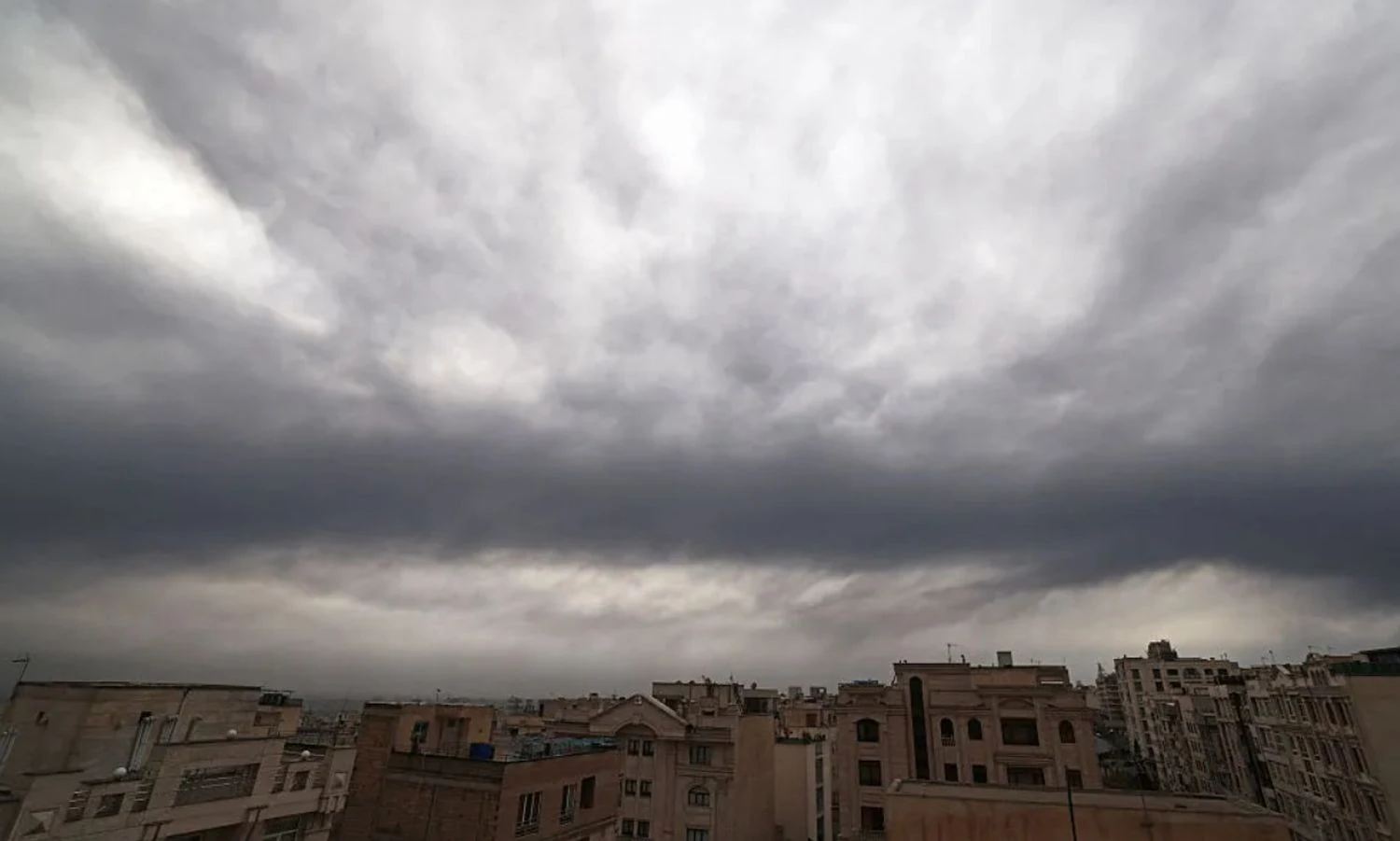 Тегеран охоплений масштабними пожежами, токсичним димом та кислотними дощами після авіаударівІзраїльська авіація уразила три нафтосховища в Тегерані, що спричинило екологічну катастрофу. Міністр Елі Коен попередив про нові
атаки на інфраструктуру.Світ • 8 березня, 16:22 • 4270 перегляди