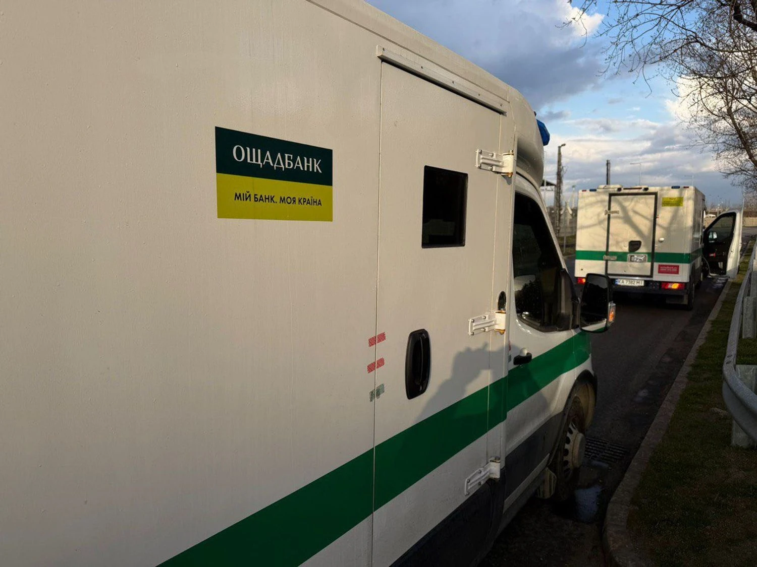 Угорщина повернула Ощадбанку пошкоджені інкасаторські авто, а золото та мільйони – ще ні