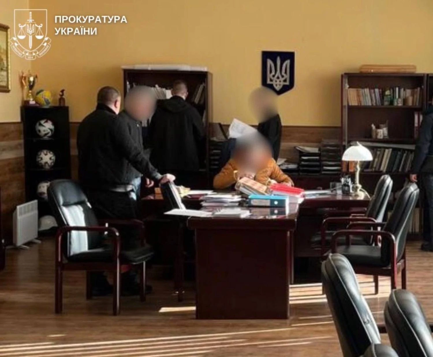 У Києві посадовців держінституту підозрюють у схемі ухилення від мобілізації та виправдовуванні збройної агресії рфКерівники інституту за 4000 доларів фіктивно працевлаштовували чоловіків для відстрочки. Також підозрювані називали війну
внутрішнім конфліктом.Київ • 20 березня, 13:30 • 4944 перегляди