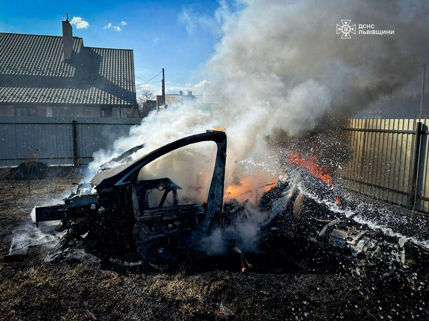 На Львівщині через природну пожежу згоріла Tesla