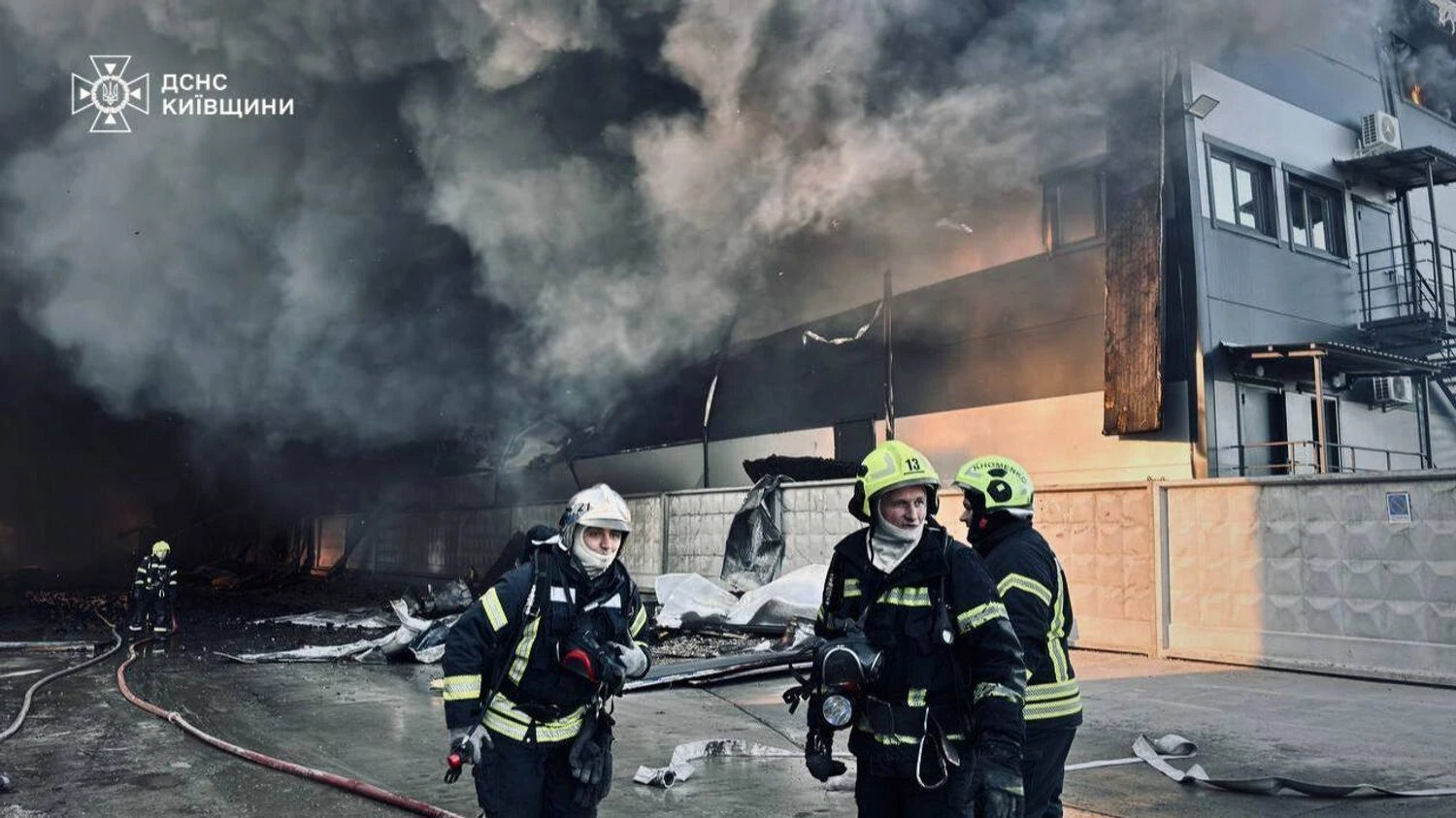 Причини масштабної пожежі на складах під Києвом встановлюються – у ДСНС вказали на складнощі