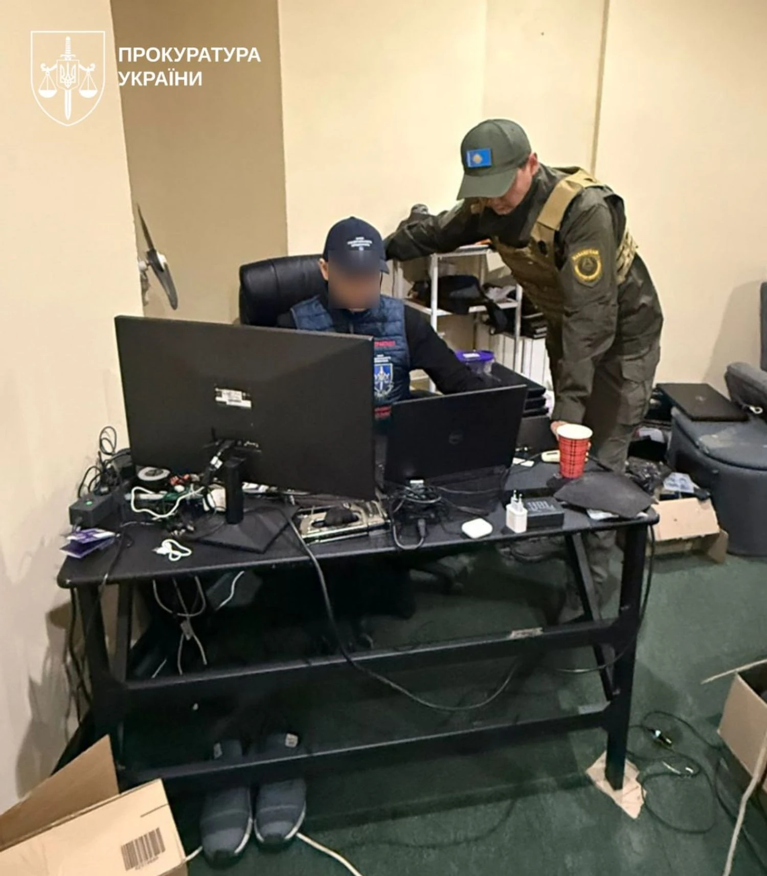 Суд обрав запобіжні заходи учасникам шахрайської мережі кол-центрів з Дніпра – КравченкоТрьох підозрюваних заарештували без застави за ошукання іноземців та українців. Іншим фігурантам обрали домашній арешт та заставу
в розмірі 9,9 млн грн.Суспільство • 2 квітня, 18:23 • 3968 перегляди