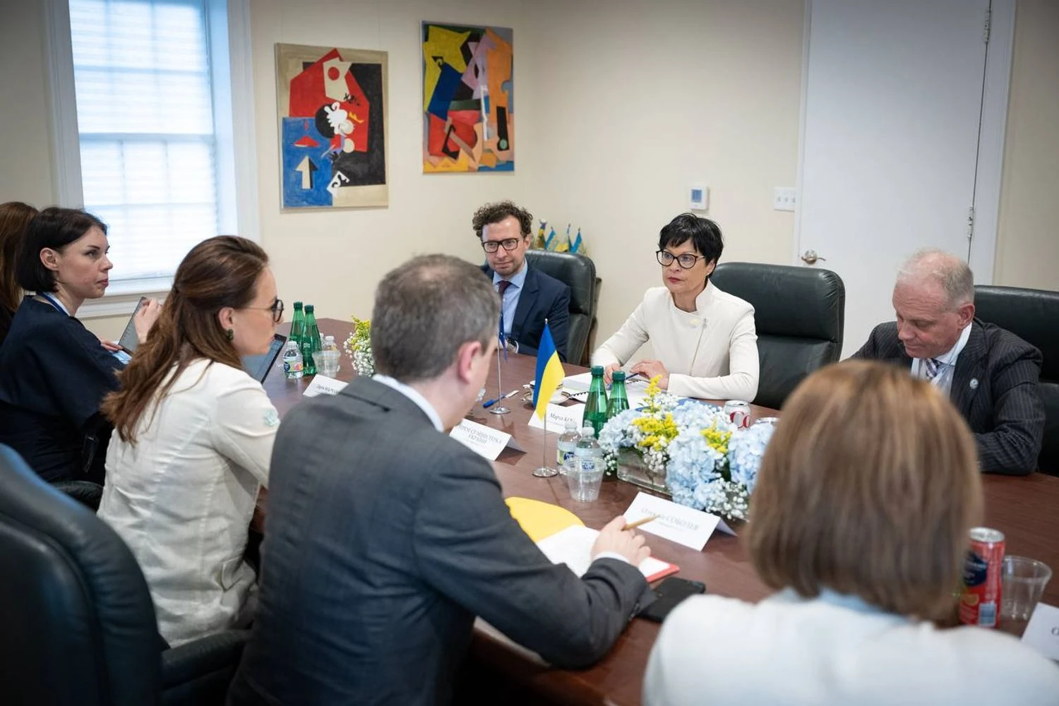 Україна готується до отримання 2,7 млрд євро за програмою Ukraine Facility – Свириденко після зустрічі із єврокомісаркою КосУряд та парламент виконали умови для отримання траншу через ухвалення пакету реформ. Свириденко та Кос обговорили технічні питання
забезпечення першого траншу кредиту ЄС обсягом 90 млрд євро.Економіка • 16 квітня, 14:54 • 2184 перегляди