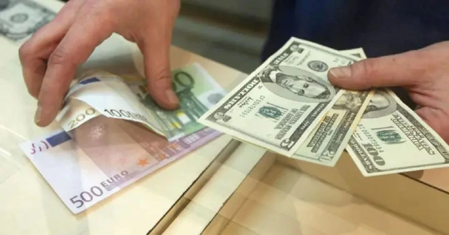 Курс валют на 7 травня: долар впав до 43,85 гривні, євро та злотий зрослиНБУ знизив курс долара до 43,85 грн, тоді як євро та злотий подорожчали. У банках американська валюта торгується за курсом
43,65-44,15 гривні.Економіка • 7 травня, 05:00 • 3008 перегляди