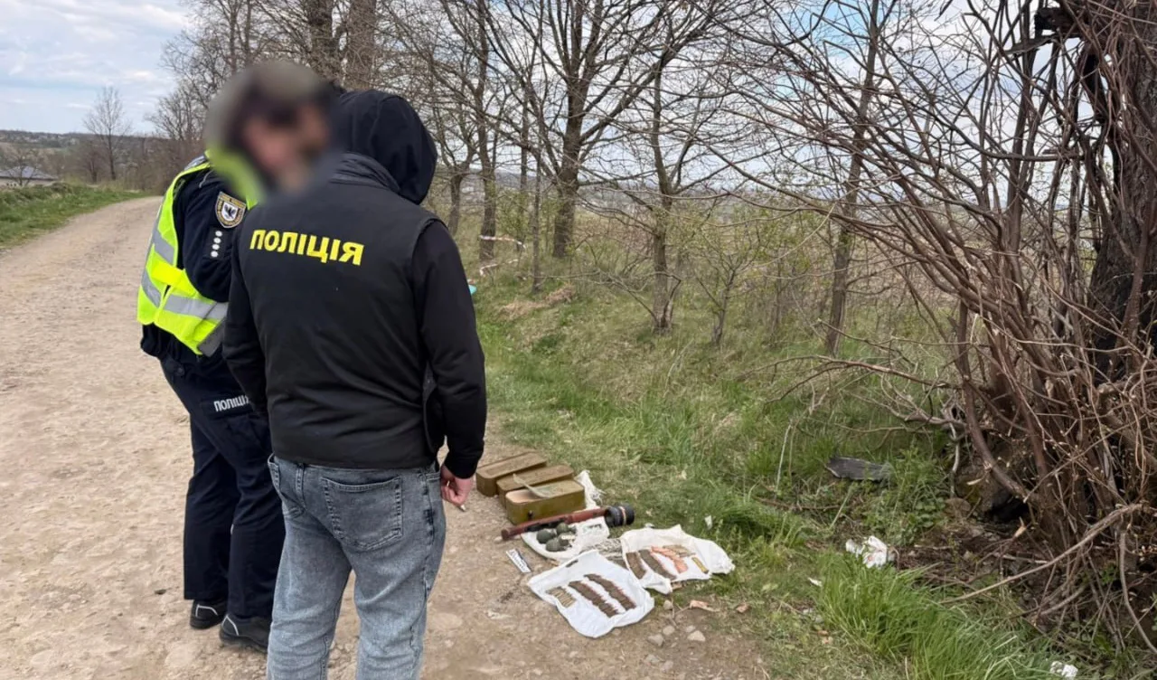 В Україні виявили 20 схронів і вилучили понад 1000 одиниць зброї – поліція показала кадри
