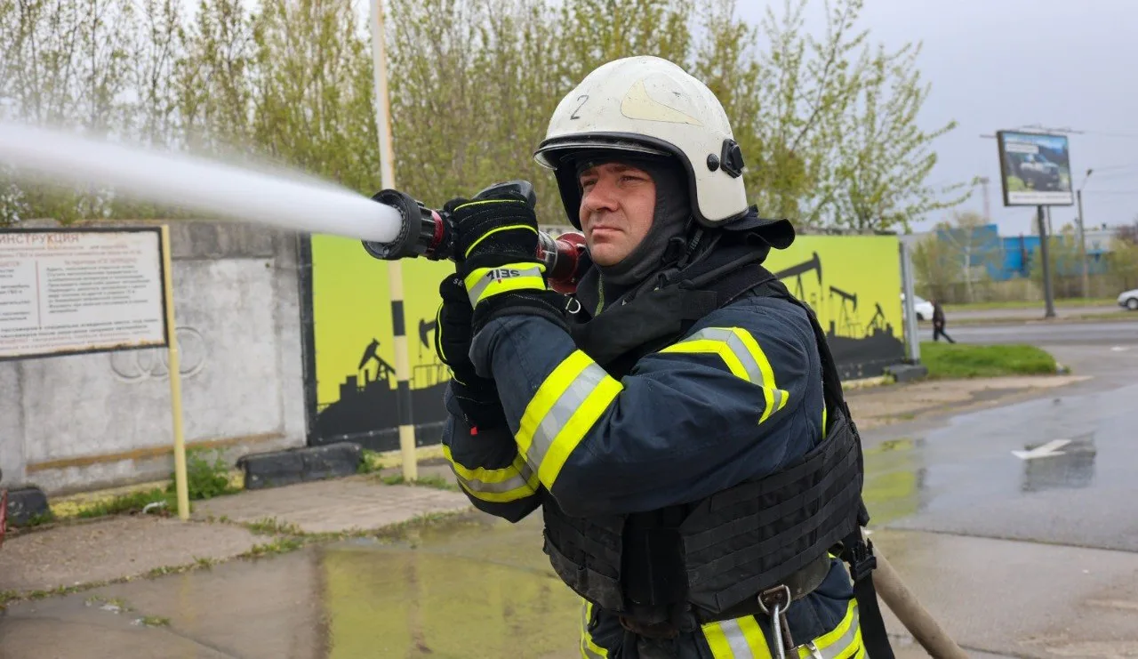 Дрони рф вдарили по АЗС на Харківщині, пошкоджені авто, є поранені – ДСНСросійські війська атакували безпілотниками п’ять АЗС у Харкові та Чугуєві. Пошкоджено 10 автомобілів і обладнання, двоє чоловіків
отримали поранення.Суспільство • 1 травня, 12:29 • 2470 перегляди