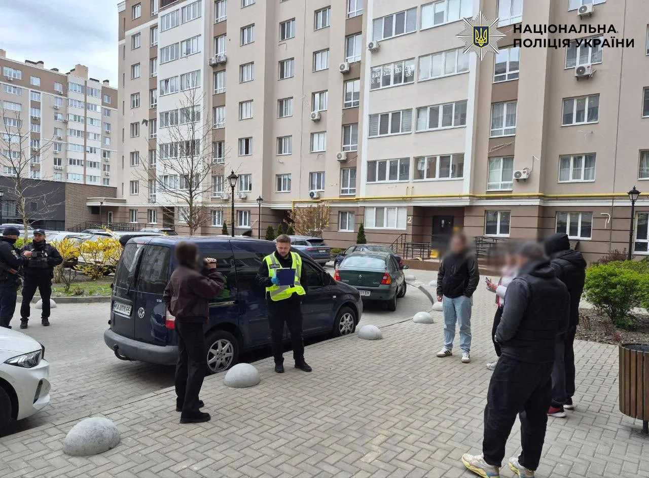 У Києві затримали водія, який влаштував стрілянину. Зброї в авто не знайшлиПоліція затримала 46-річного чоловіка за стрілянину на вулиці Мрії. У його автомобілі зброї не знайшли, фігуранту загрожує до семи
років в'язниці.Київ • 1 травня, 14:55 • 3936 перегляди