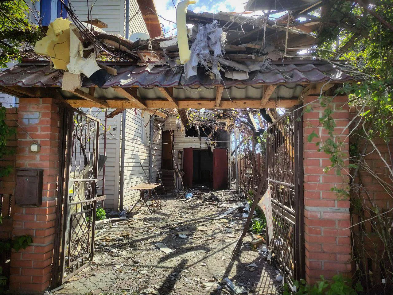 Наслідки обстрілу рф Чорноморська на Одещині – двоє людей загинули, зруйновано 35 будинків