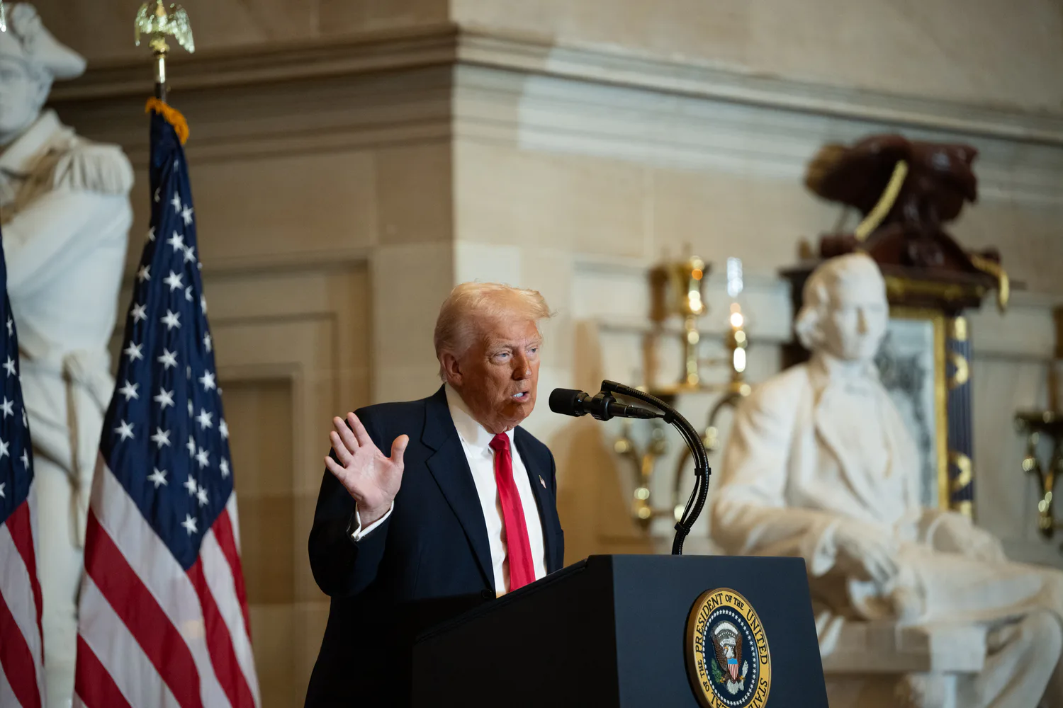 Трамп після ударів між США та Іраном заявив про “любовне поплескування” і підтвердив перемир’я
