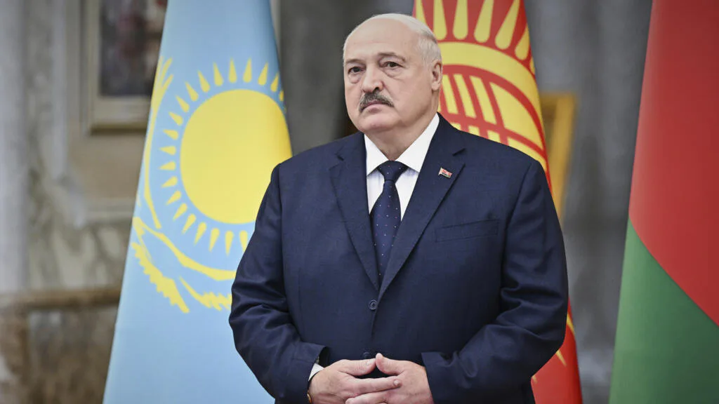 лукашенко заявив, що білорусь “не збирається втягуватися у війну” проти України
