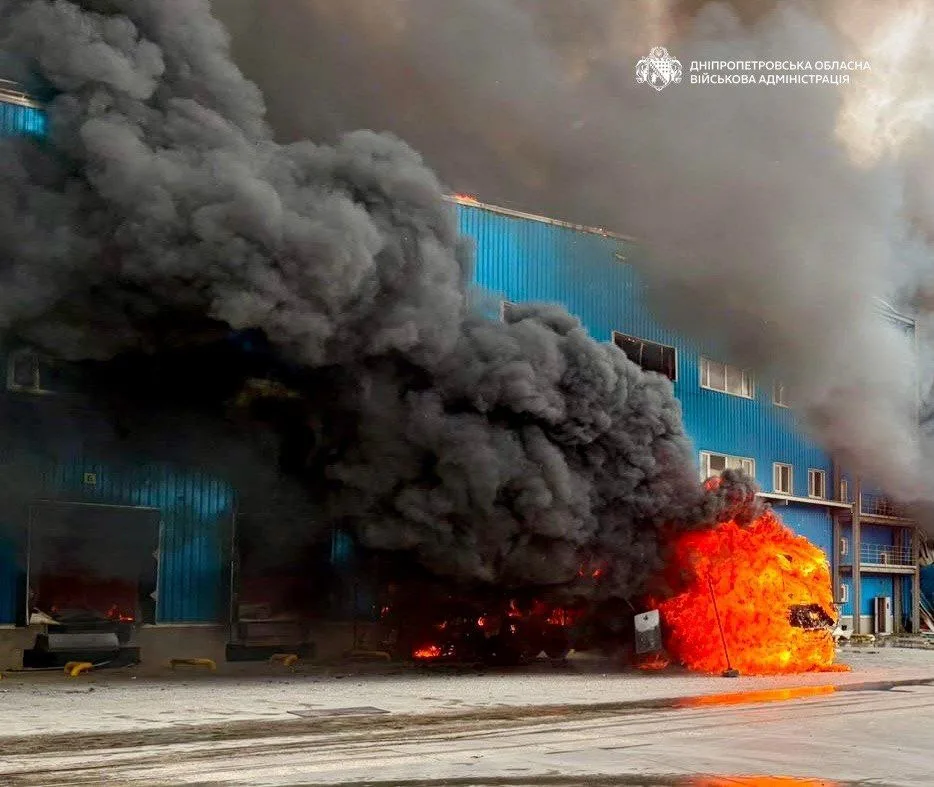 У Дніпрі після атаки росіян спалахнула пожежа на складі логістичної компанії